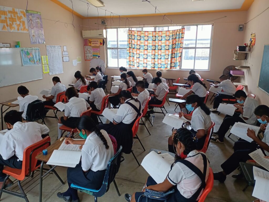 Marquelia Alumnos haciendo el examen