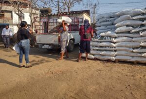 Marquelia Productores recibiendo el insumo (1)