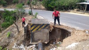 OME Socavones en la carretera Ometepec - Zacoalpan (2)