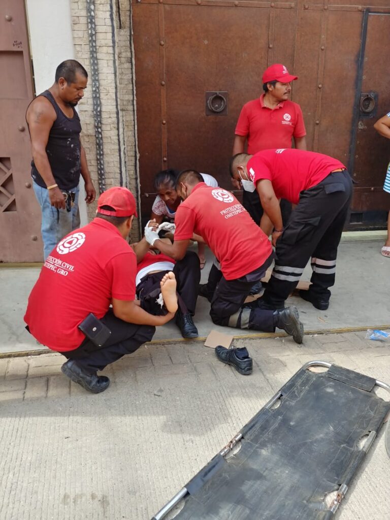 ROJA ATENDIENDO AL MOTOCICLISTA (1)