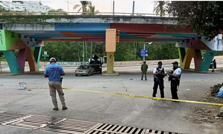 ROJA BALEAN A MUJER