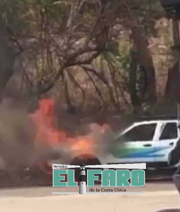 ROJA EL AUTO EN LLAMAS