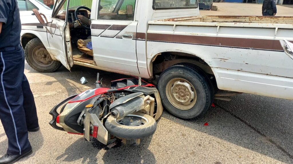 ROJA El choque entre la moto y la camioneta (1)