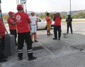 ROJA Elementos de Protección Civil en la gasolinera