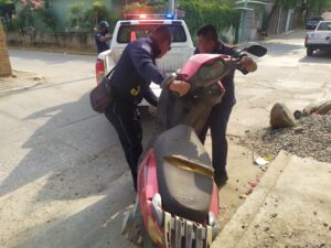 ROJA LA MOTO SIENDO TRANSPORTADA POR PERSONAL DE TRANSITO (1)