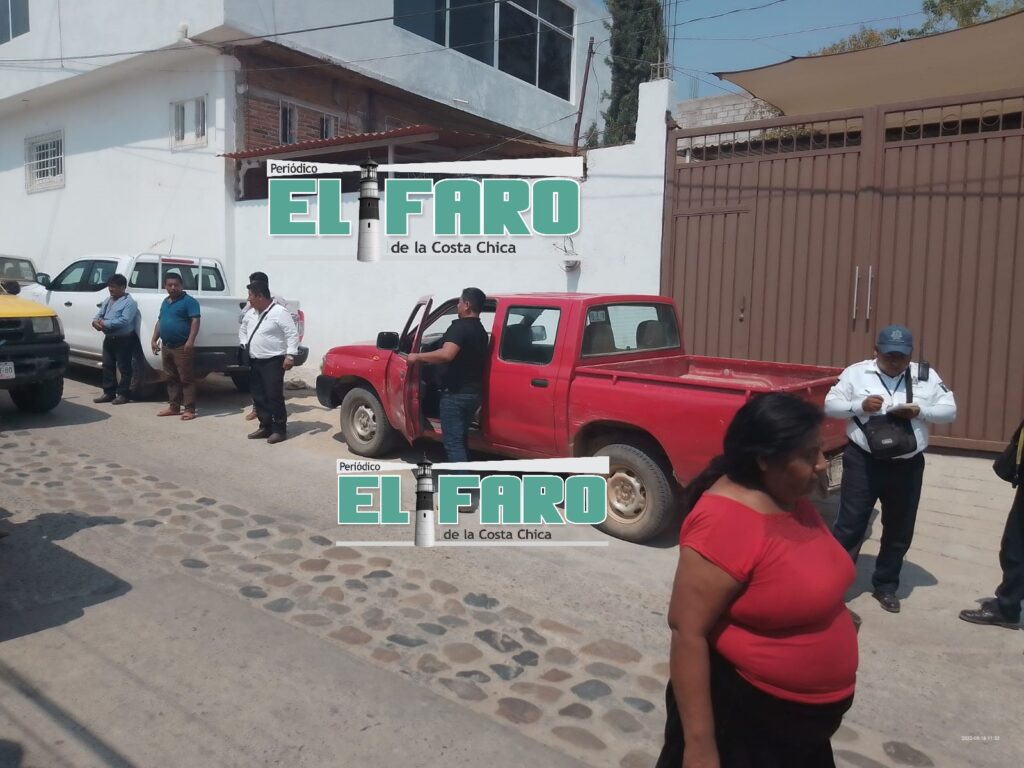 ROJA LA OTRA CAMIONETA