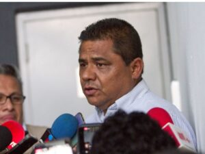 ROJA MARIO ESCOBAR