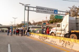 ROJA NORMALISTAS SECUESTRAN CAMIONES (3)