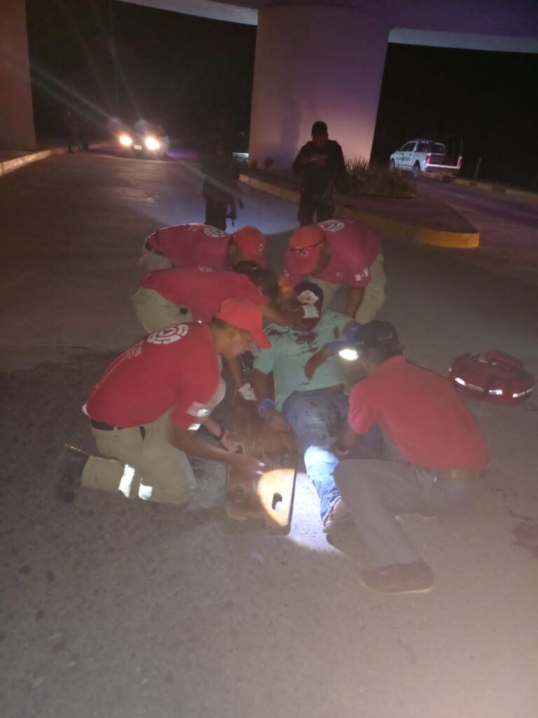 ROJA PROTECCION CIVIL AUXILIANDO AL LESIONADO (2)