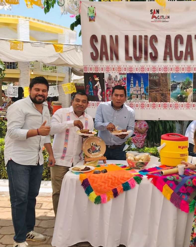 SAN LUIS EL REGIDOR APREZA CON EL ALCALDE Y EL REGIDOR DE OBRAS PUBLICAS