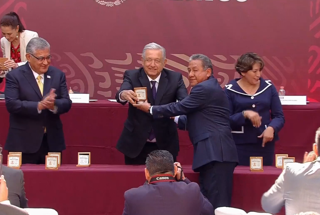 nacional amlo maesros