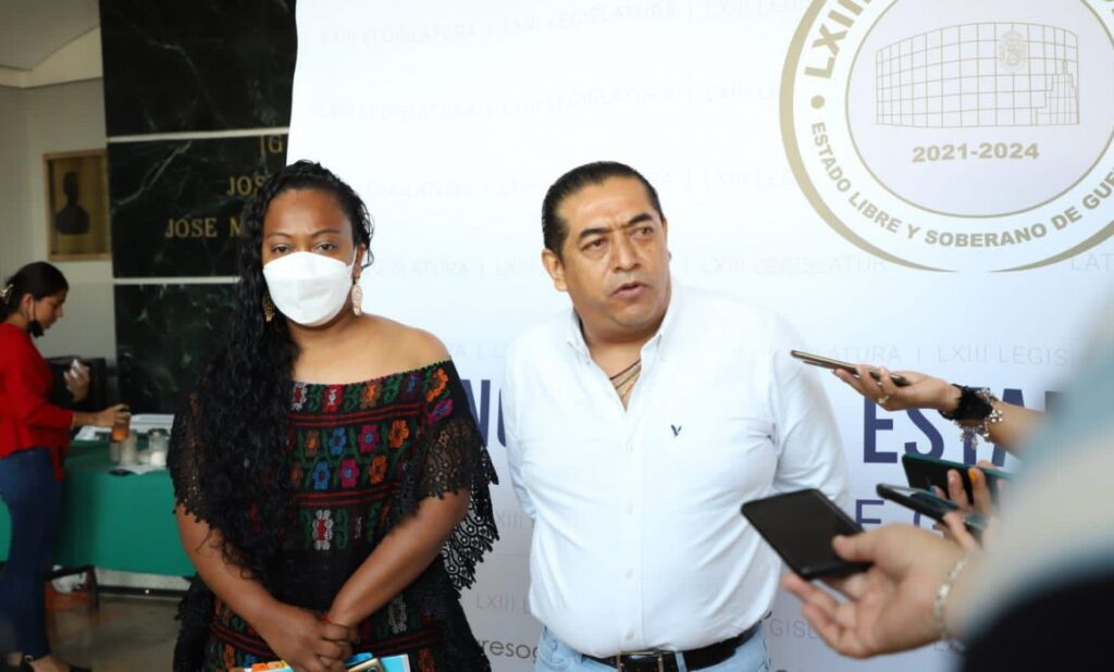 principal Jesús Parra García y Ana Lenis Reséndiz Javier