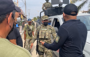 principal atras el comunitarios con pantalon de camuflage