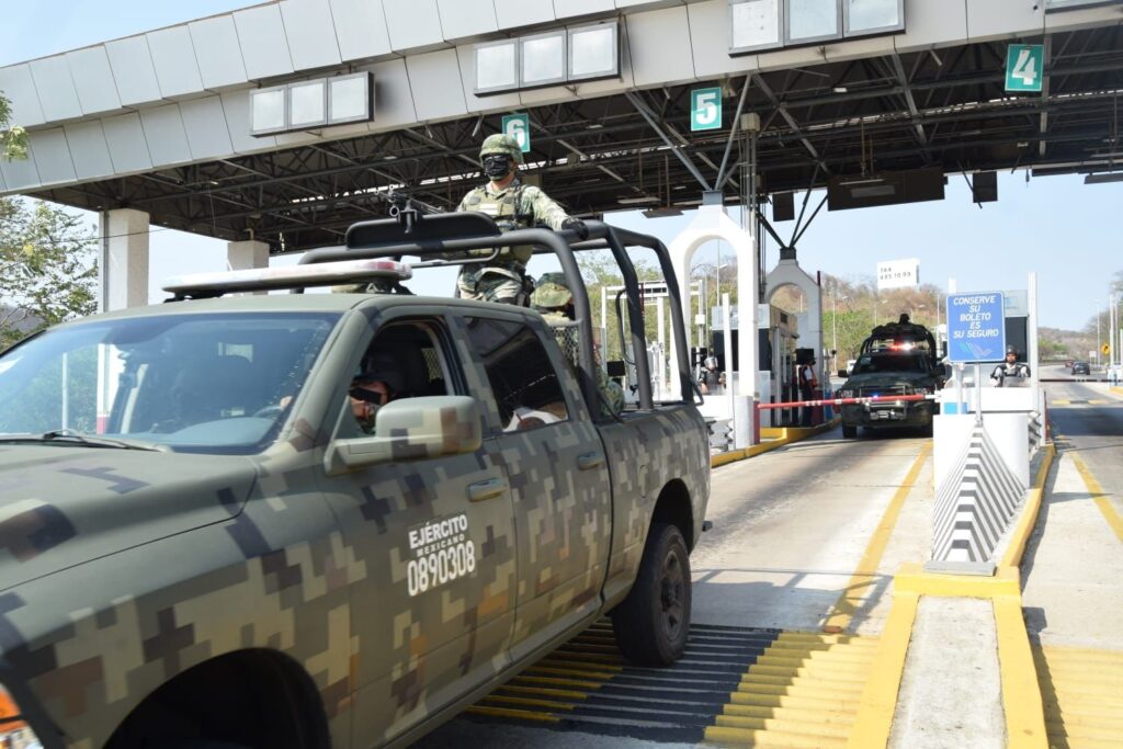 roja llegan militares