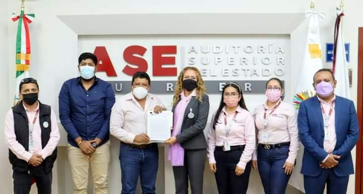 BOLETIN JUCHITÁN MIGUEL ANTONIO MOCTEZUMA FLORES AL MOMENTO DE RECIBIR EL ACTA DE ENTREGA (1)