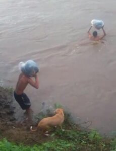 CUAUTEPEC Los alumnos cruzando el río (1)