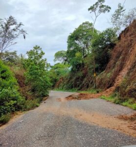 IGUA LA CARRETERA LLENA DE TIERRA (1)