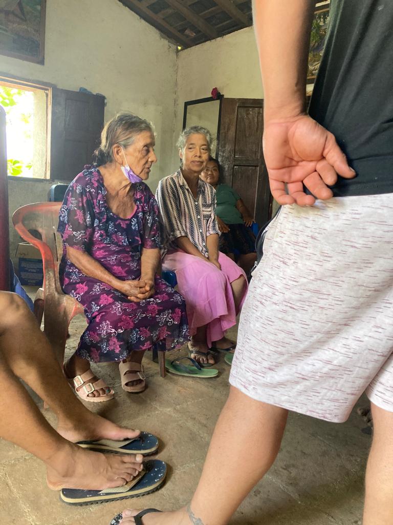 MARQUELIA ROCÍO SIENDO ENTREGADA A SU MAMÁ