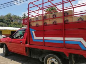 OME CAMIONETA CARGADA CON CERVEZA