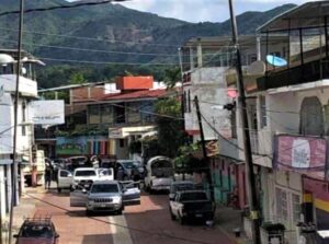 PRINCIPAL HOMBRES ARMADOS CIRCULANDO POR LAS PRINCIPALES CALLES DE TECOANAPA