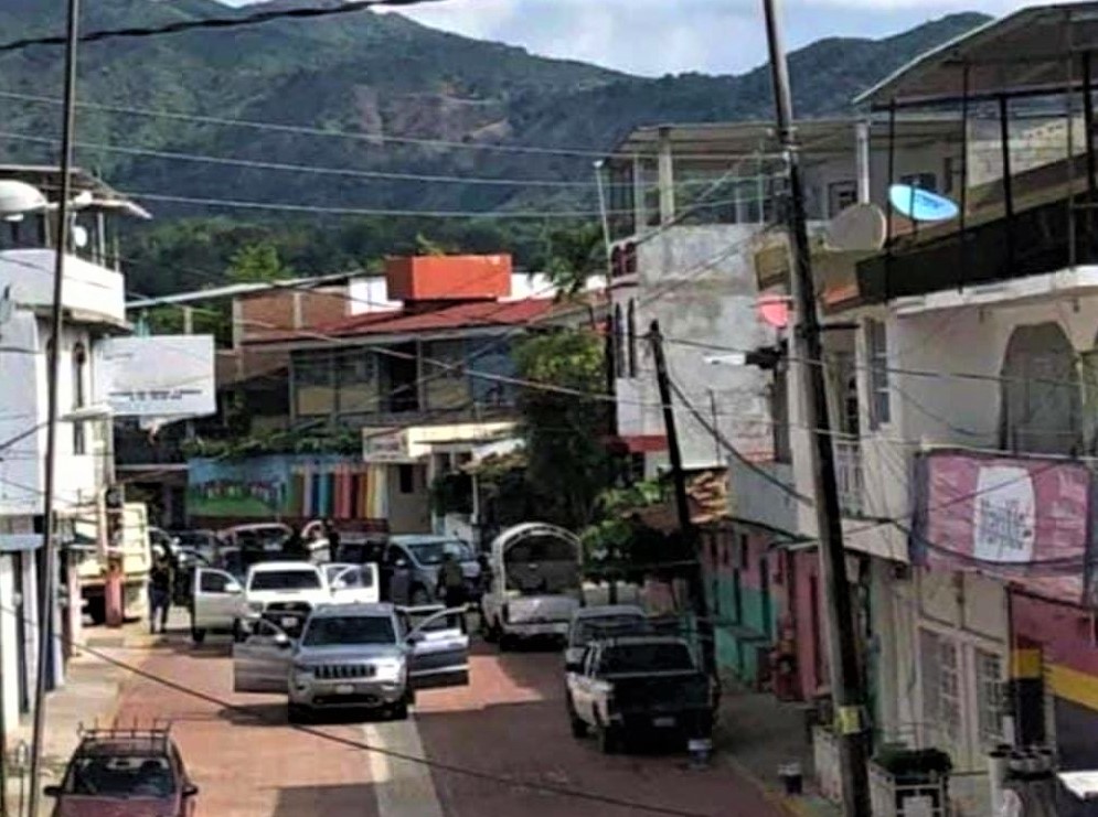 PRINCIPAL HOMBRES ARMADOS CIRCULANDO POR LAS PRINCIPALES CALLES DE TECOANAPA