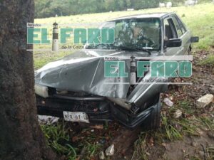 ROJA AUTO CHOCADO CON UN ARBOL (1)
