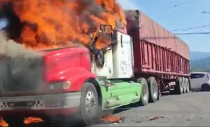ROJA AUTODEFENSAS INCENDIAN VEHICULOS