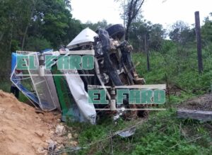 ROJA LA CAMIONETA VOLCADA (1)