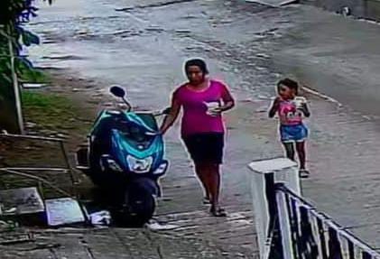 ROJA LA SEÑORA TOMANDO EL CELULAR
