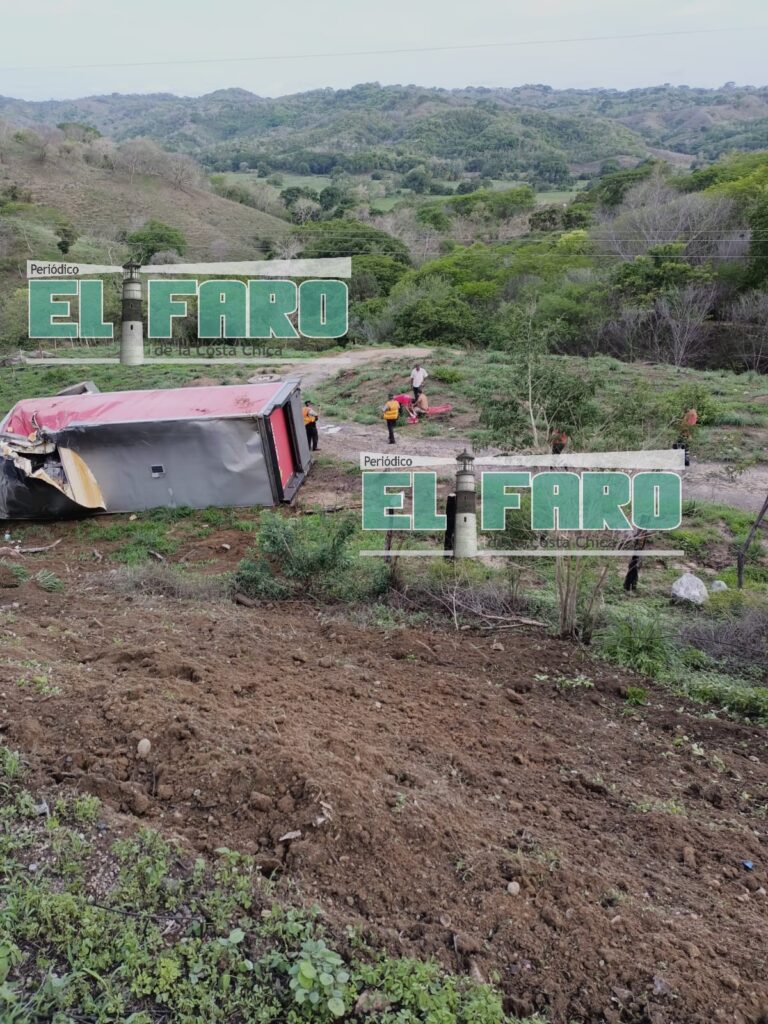 ROJA TRAILER AL FONDO DEL BARRANCO