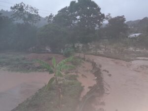 SAN LUIS Intensas corrientes de agua (2)