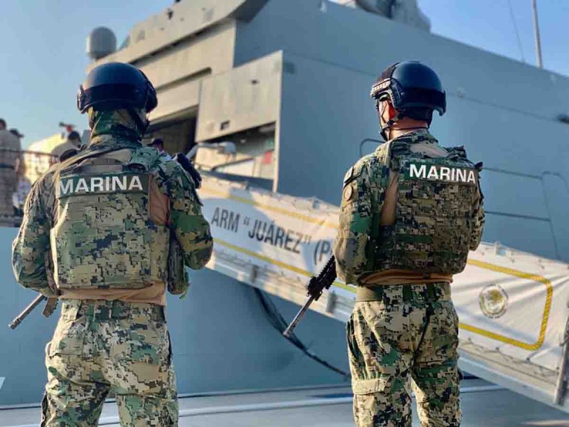 roja marino mata a 2 compañeros