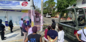 roja rafaguean a taxista afuera de farmacia