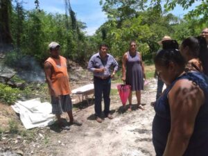 BOLETÍN JUCHITÁN El alcalde junto a funcionarios y artesanos (1)