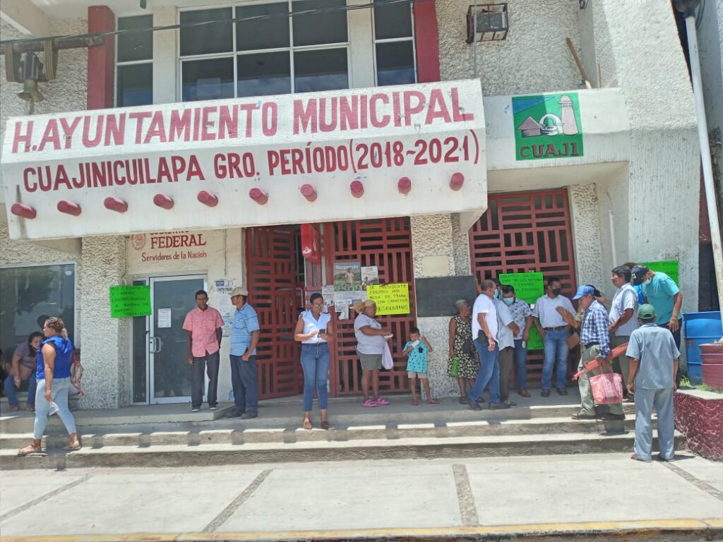CUAJI Los trabajadores tomando el ayuntamiento (1)