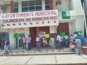 CUAJI Los trabajadores tomando el ayuntamiento (1)