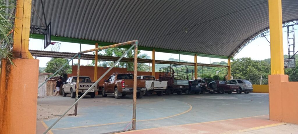 Cuautepec Vehículos estacionados al interior de la cancha