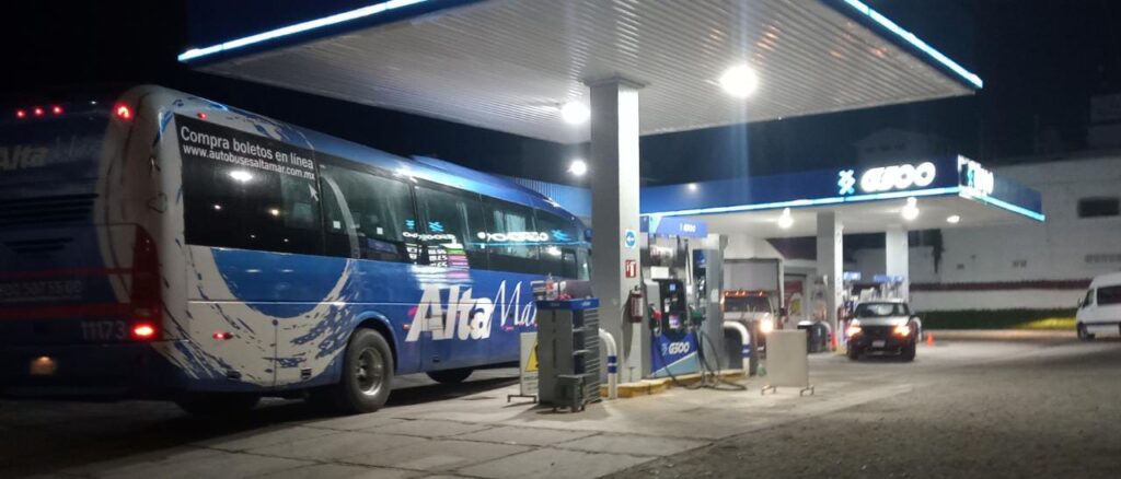 MARQUELIA AUTOBÚS DE LA LÍNEA ALTA MAR CARGANDO COMBUSTIBLE CON PASAJE A BORDO