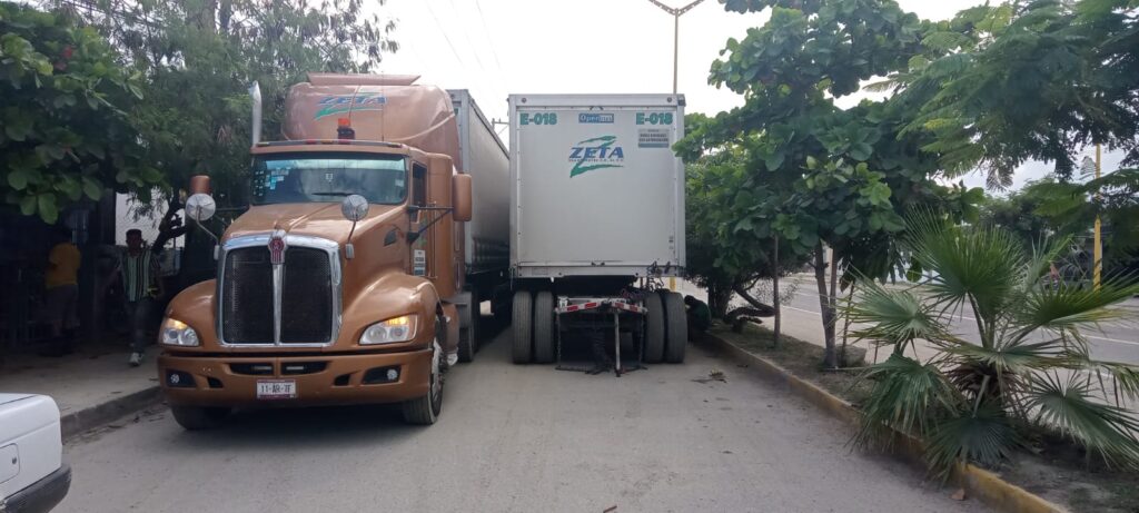 MARQUELIA TRÁILER ESTACIONADO EN SENTIDO CONTRARIO Y OBSTACULIZANDO LA VIALIDAD
