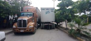 MARQUELIA TRÁILER ESTACIONADO EN SENTIDO CONTRARIO Y OBSTACULIZANDO LA VIALIDAD