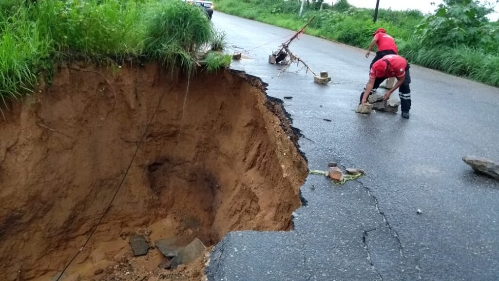 OME El socavón en la carretera