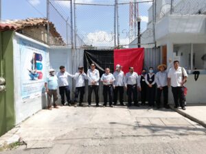 OME LOS TRABAJADORES COLGANDO LAS BANDERA (2)