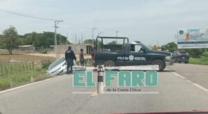 ROJA EL AUTO EN LA CUNETA