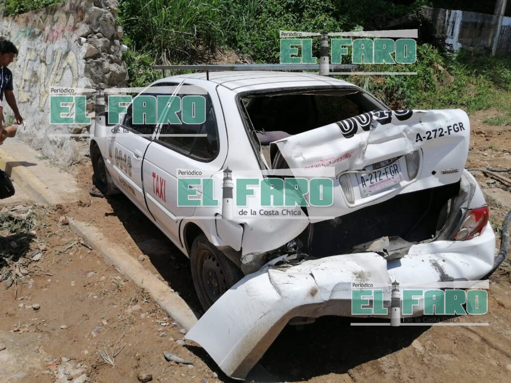 ROJA EL TAXI CHOCADO
