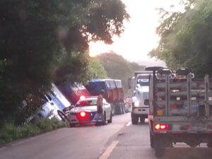 ROJA EL TRÁILER SEMI VOLCADO