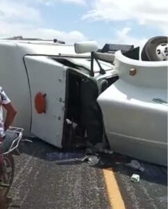 ROJA EL TRAILER VOLCADO (1)