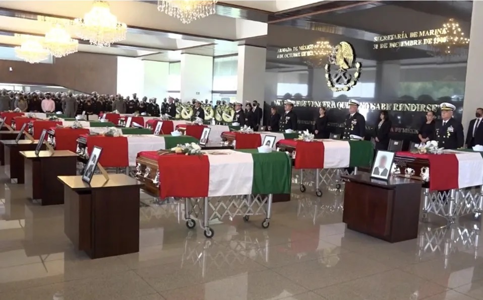 ROJA HOMENAJE A MARINOS