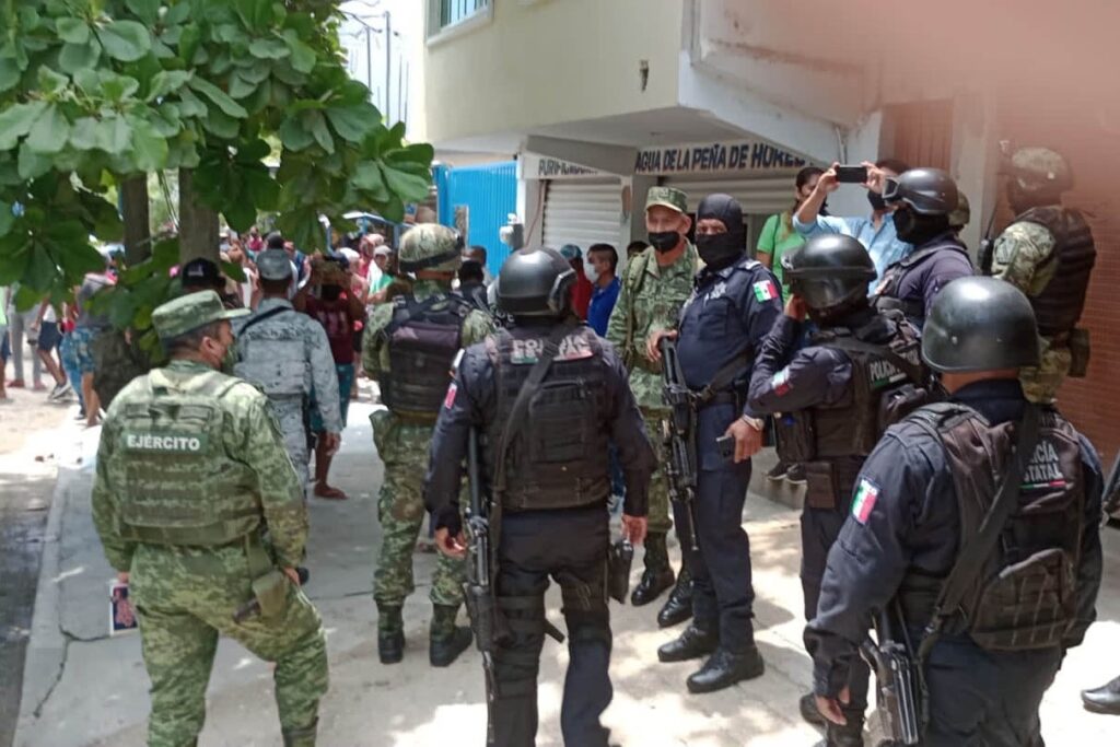 ROJA RETIENEN A MILITARES