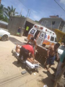 ROJA SACANDO AL HOMBRE DE LA ALCANTARILLA