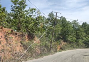 SAN LUIS Cables de alta tensión colgados sobre la orilla de la carretera